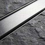 采用激光自动化焊接的不锈钢长条地漏，拉丝表面处理，窄缝排水结构，适用于建筑级地面系统